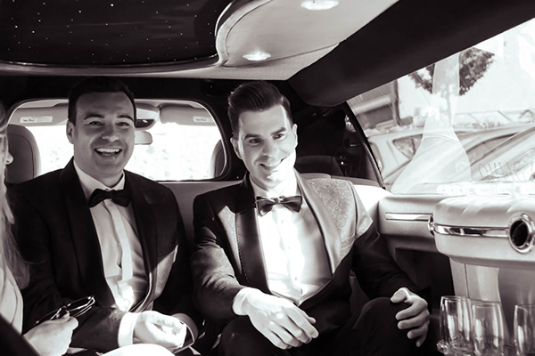 Bruidspaar in de limousine