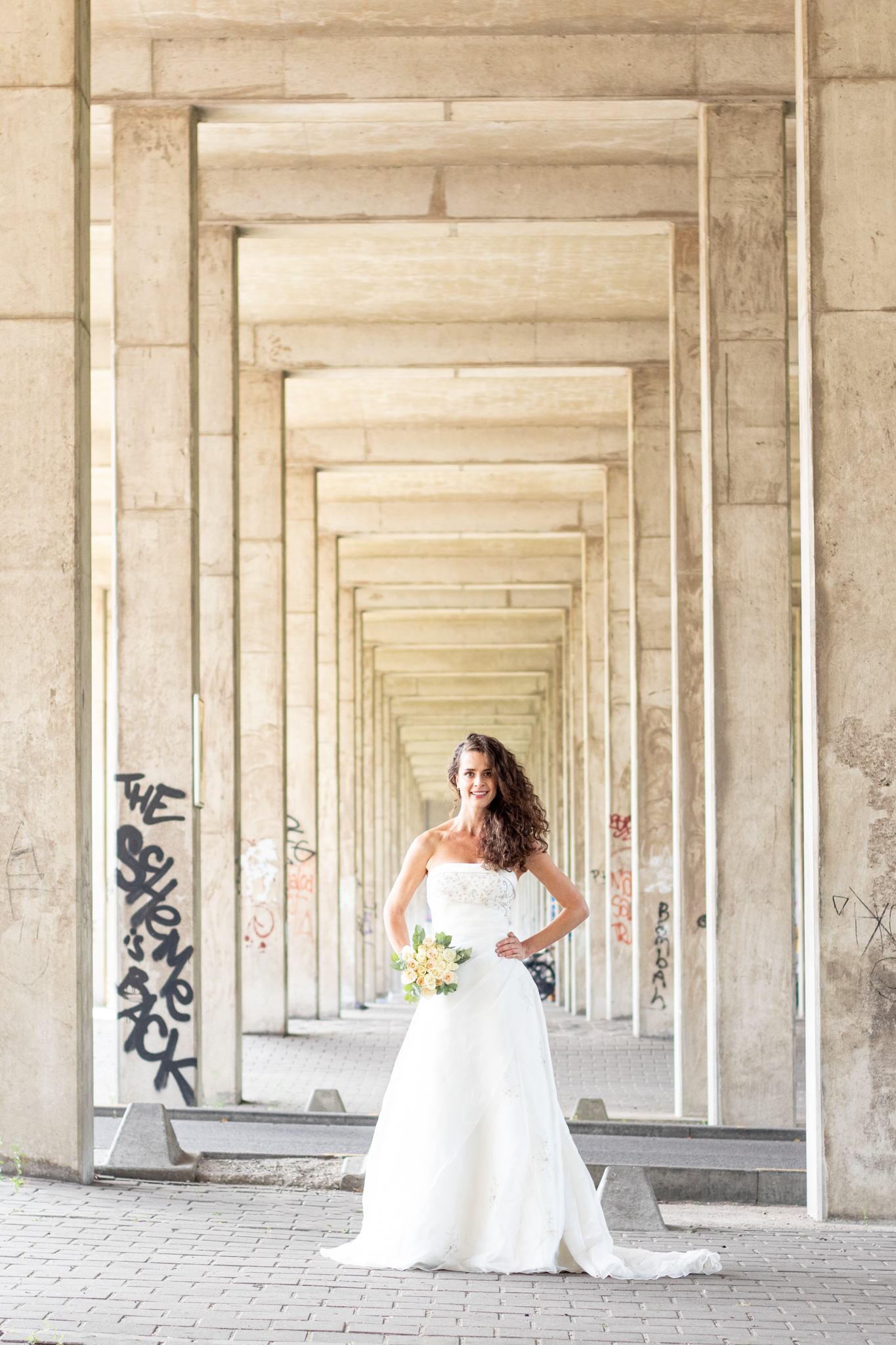 Een bruidsmeid met architectonische achtergrond